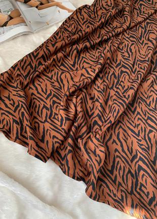 Сатиновая миди юбка с анималистический принт типа зебры3 фото