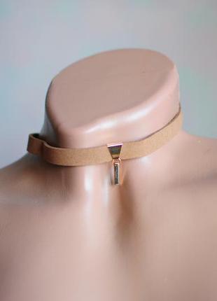 Нежный кремовый телесный коричневый замшевый чокер с подвеской под золото с замочком сзади1 фото