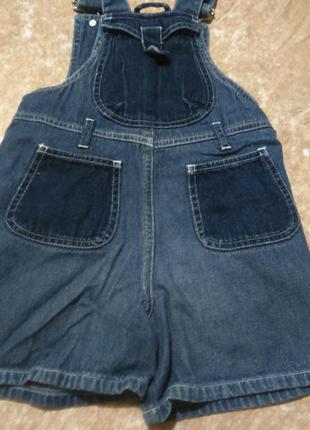 Суперовий літній комбінезон-шорти  з тонкого джинсу та вишитими аплікаціями.4 фото