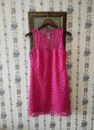 Яркое розовое кружевное гипюровое платье