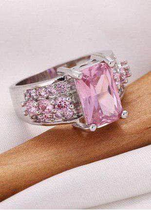 Красивое кольцо с розовым кристаллом