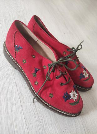 Круті туфлі з вишивкою