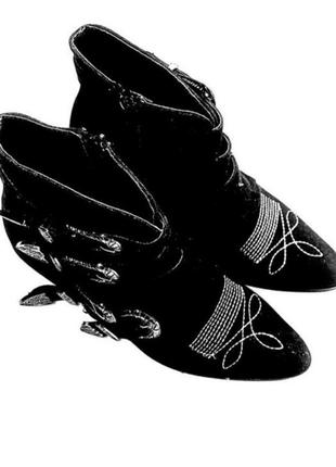 Черевики /ботильйони з бряжками