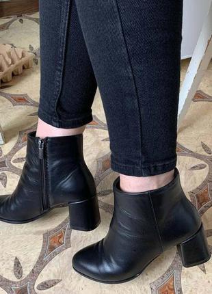 Шкіряні черевики на підборах