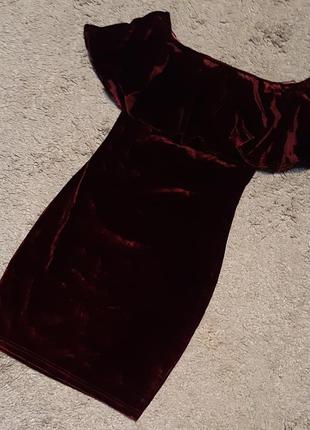 Новое,стильное,фирменное,бархатное платье с воланом vera lucy