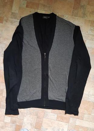 Фирменная кофта.