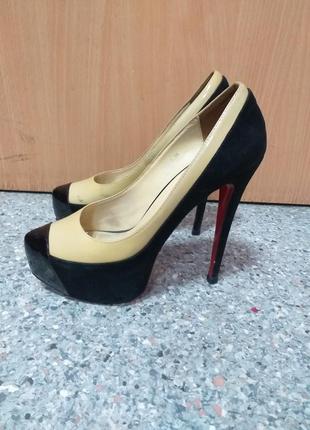 Туфлі на високому каблуці