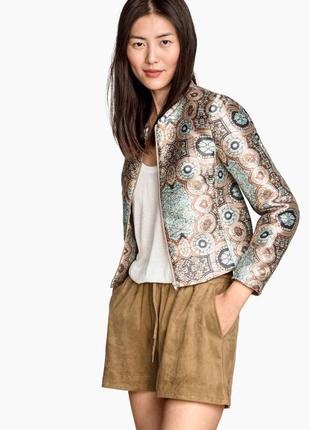 Бомбер с ярким принтом