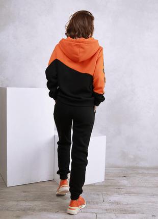 Черно-оранжевый теплый костюм с принтом4 фото