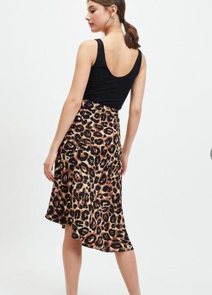 Красивая стильная асимметричная юбка миди в модный анималистичный принт4 фото