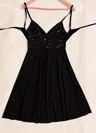 Чорне плаття з відкритою спиною