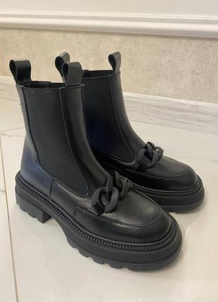 Зимові черевики челсі чорні з ланцюжком теплі і стильні трендові шкіра