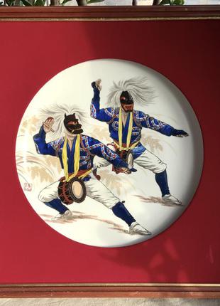 Блюдо тарелка круглая фарфор япония винтаж ручная роспись картина рамка бархат цвет красный синий дерево1 фото
