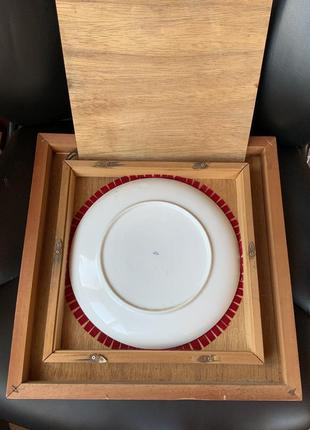 Блюдо тарелка круглая фарфор япония винтаж ручная роспись картина рамка бархат цвет красный синий дерево9 фото