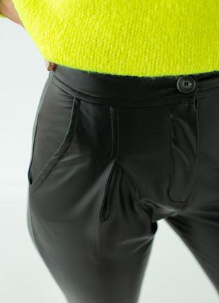 Женские брюки из кожзама с высокой посадкой4 фото