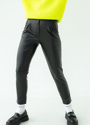 Женские брюки из кожзама с высокой посадкой6 фото