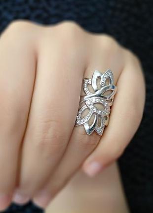 Серебряное широкое нежное кольцо узорное в белых фианитах 925 размер 18,53 фото