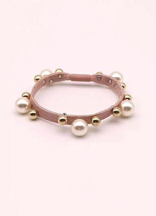 Резиночка для волос розового цвета украшена бусинами и искусственными жемчужинами