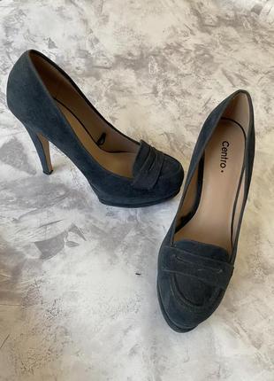Женские темные серые замшевые туфли на высокой шпильке8 фото