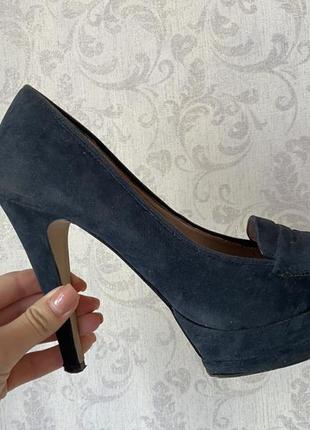 Женские темные серые замшевые туфли на высокой шпильке3 фото