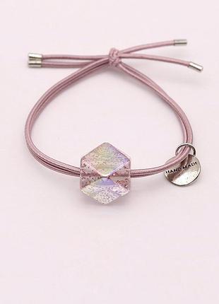 Розовая резинка для волос, украшена металлической подвеской и декором внутри с блесточками