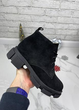 Замшевые зимние ботинки на тракторной подошве