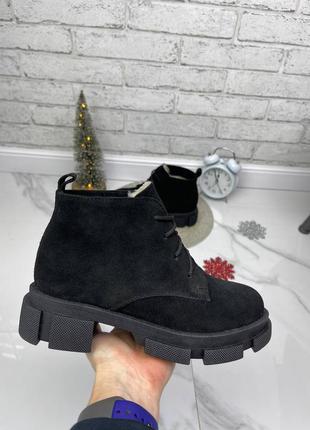 Замшевые зимние ботинки на тракторной подошве