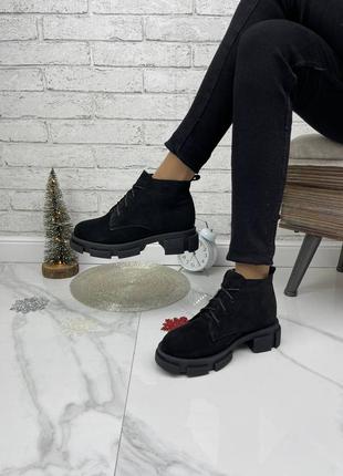 Замшевые зимние ботинки на тракторной подошве