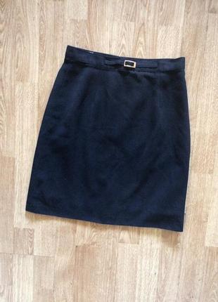 Черная классическая юбка карандаш с имитацией ремешка1 фото