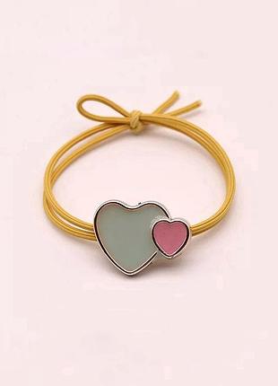 Резиночка для волос желтого цвета с декором сердечком