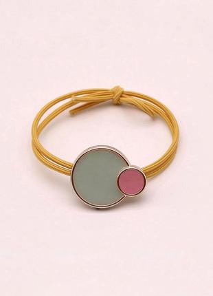 Резиночка для волос желтого цвета с круглым декором