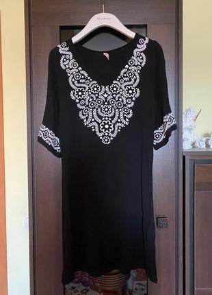 Милое чёрное платье с вышивкой asos