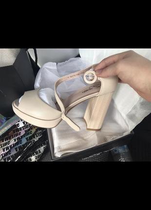 Бежеві базові босоніжки