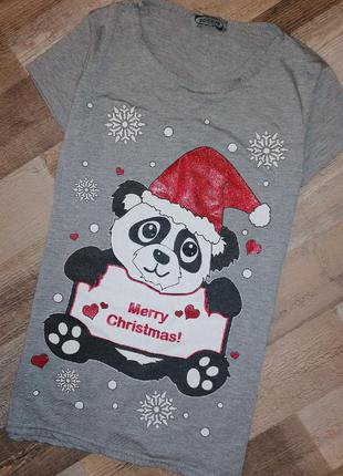 Футболка з новорічним принтом.