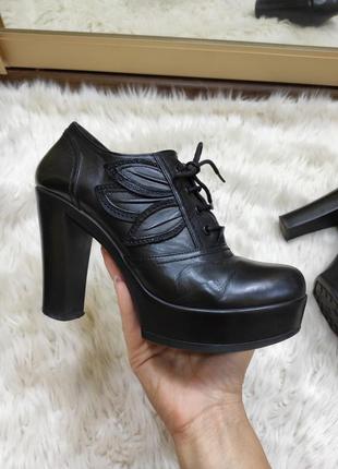 Чорні шкіряні туфлі на високому стійкому каблуці ботильйони на шнурівці2 фото