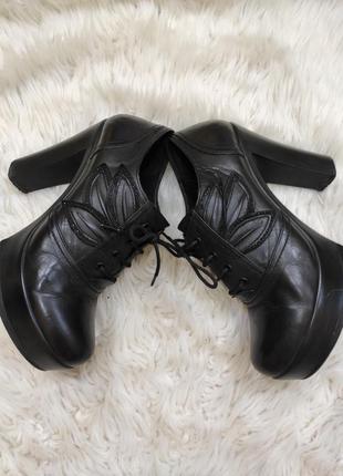 Чорні шкіряні туфлі на високому стійкому каблуці ботильйони на шнурівці3 фото