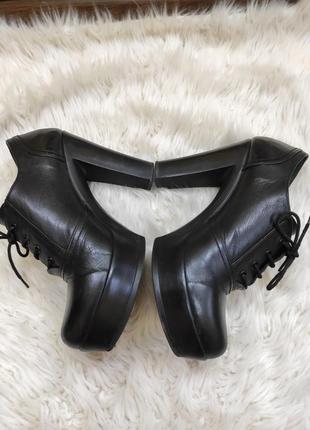 Чорні шкіряні туфлі на високому стійкому каблуці ботильйони на шнурівці5 фото