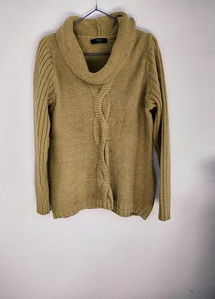 Приятный джемпер с косичкой, рукава  в рубчик, вязаный