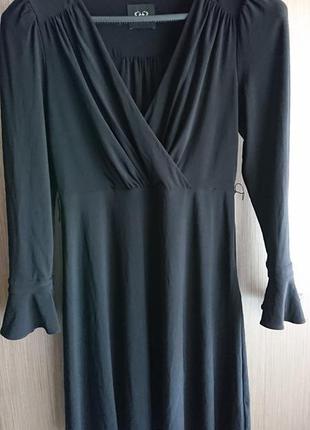 Чорна сукня на запах