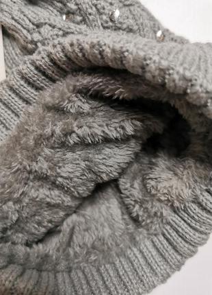 Теплая зимняя вязаная шапка на флисе с балабоном3 фото