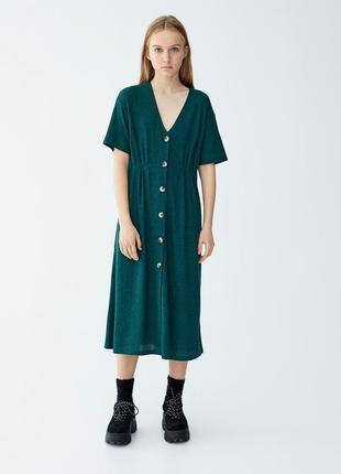 Платье зелёное миди на пуговицах со сборкой на талии с v образным вырезом pull & bear