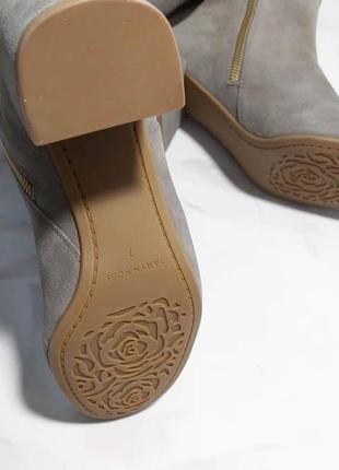 Taryn rose оригинал серо-бежевые высокие замшевые сапоги ботфорты на удобном каблуке4 фото