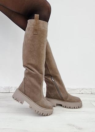 Высокие замшевые сапоги трубы