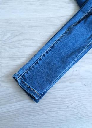 Темно сині джинси з фабричними рваностями на високій посадці на талію7 фото