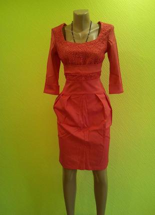 Красивое платье с карманами и кружевом. коралл р 44