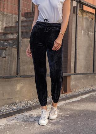Чорні велюрові штани джогери
