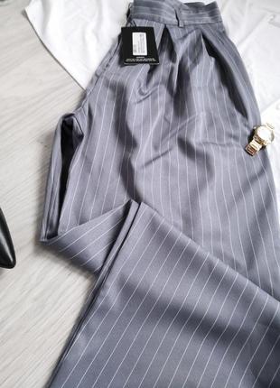 Сірі вільні прямі брюки в смужку6 фото