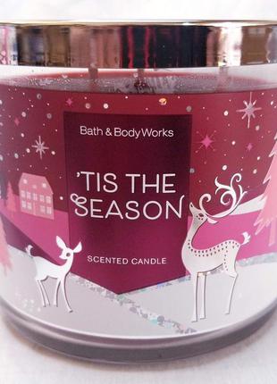 Трехфитильная свеча ароматизированная bath & body works - tis the season