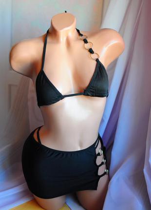 Черный непрозрачный комплект купальник бикини юбочкой "вернисаж" с стальными металлическими кольцами1 фото