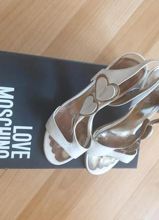 Босоножки бренд moschino